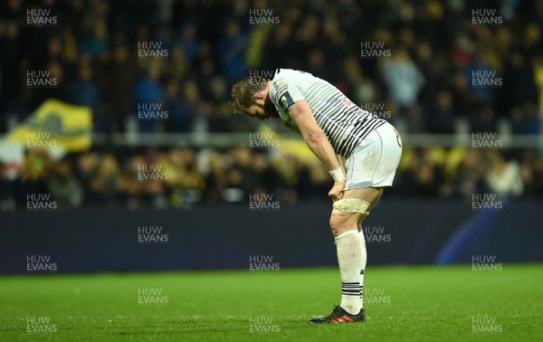 200118 - Clermont Auvergne v Ospreys - European Rugby Champions Cup - Alun Wyn Jones of Ospreys looks dejected at the end of the game