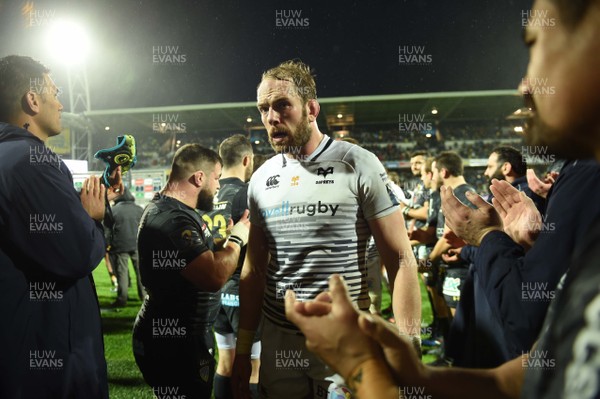 200118 - Clermont Auvergne v Ospreys - European Rugby Champions Cup - Alun Wyn Jones of Ospreys looks dejected at the end of the game