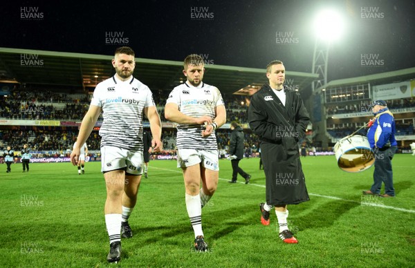 200118 - Clermont Auvergne v Ospreys - European Rugby Champions Cup - Gareth Thomas, Scott Otten and Hanno Dirksen of Ospreys look dejected at the end of the game