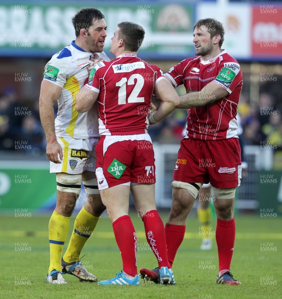 071213 - Clermont Auvergne v Scarlets - Heineken Cup - Scott Williams of Scarlets has a misunderstanding with Jamie Cudmore of Clermont 