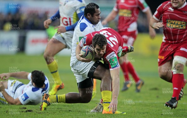 071213 - Clermont Auvergne v Scarlets - Heineken Cup - Adam Warren of Scarlets is tackled by Sitiveni Sivivatu of Clermont 