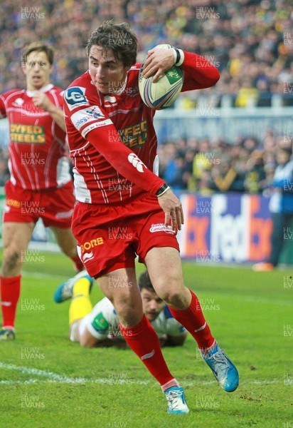 071213 - Clermont Auvergne v Scarlets - Heineken Cup - Rhodri Williams of Scarlets runs in their first try 