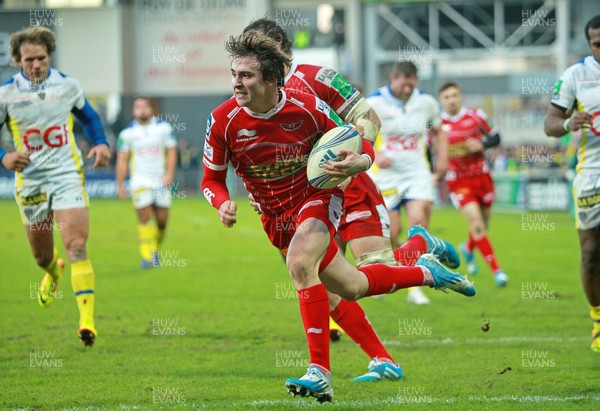 071213 - Clermont Auvergne v Scarlets - Heineken Cup - Rhodri Williams of Scarlets runs in their first try 