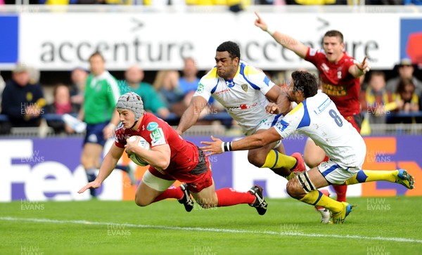 131012 - Clermont Auvergne v Scarlets - Heineken Cup -Jonathan Davies of Scarlets scores try