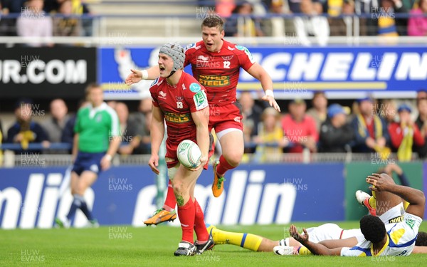 131012 - Clermont Auvergne v Scarlets - Heineken Cup -Jonathan Davies of Scarlets celebrates his try with Scott Williams