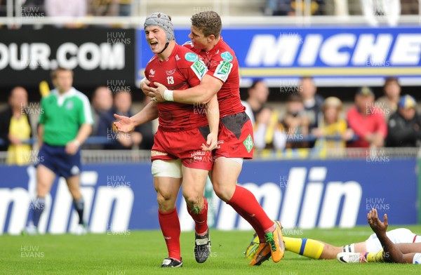 131012 - Clermont Auvergne v Scarlets - Heineken Cup -Jonathan Davies of Scarlets celebrates his try with Scott Williams