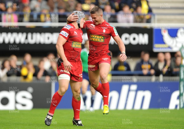 131012 - Clermont Auvergne v Scarlets - Heineken Cup -Jonathan Davies of Scarlets celebrates his try with Tavis Knoyle