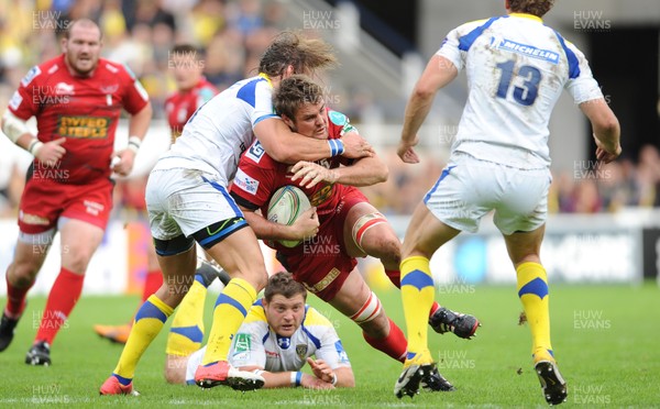 131012 - Clermont Auvergne v Scarlets - Heineken Cup -Johan Snyman of Scarlets takes on Gerhard Vosloo of Clermont Auvergne