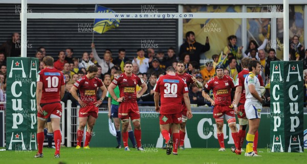 131012 - Clermont Auvergne v Scarlets - Heineken Cup -Scarlets players look dejected at the end of the game