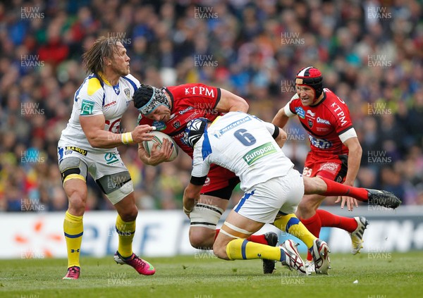 180513 - ASM Clermont Auvergne v Toulon - Heineken Cup Final - Nick Kennedy of Toulon is tackled by Gerhard Vosloo and Julien Bonnaire 