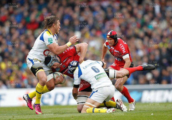 180513 - ASM Clermont Auvergne v Toulon - Heineken Cup Final - Nick Kennedy of Toulon is tackled by Gerhard Vosloo and Julien Bonnaire 