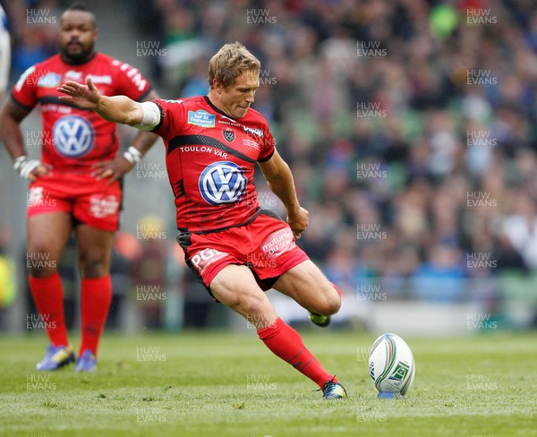 180513 - ASM Clermont Auvergne v Toulon - Heineken Cup Final - Jonny Wilkinson kicks the first points for Toulon  