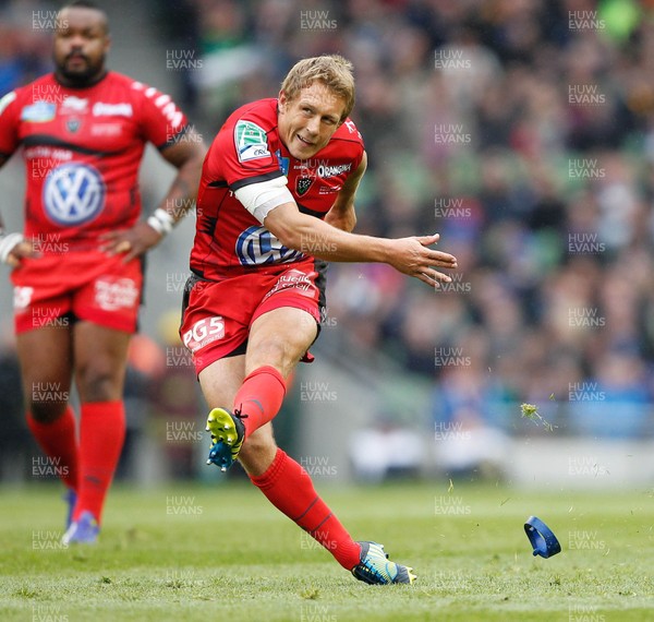 180513 - ASM Clermont Auvergne v Toulon - Heineken Cup Final - Jonny Wilkinson kicks the first points for Toulon 