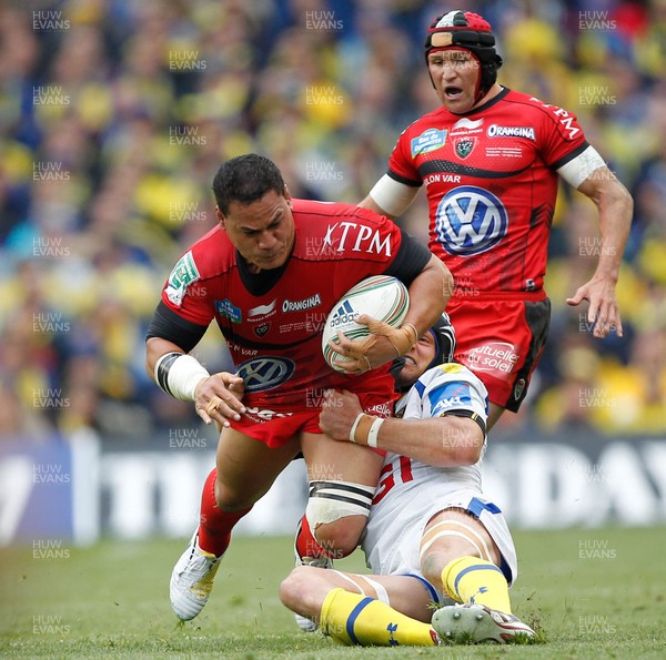 180513 - ASM Clermont Auvergne v Toulon - Heineken Cup Final - Chris Masoe of Toulon is tackled by Julien Bonnaire of Clermont 