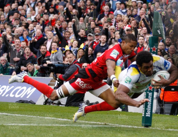 180513 - ASM Clermont Auvergne v Toulon - Heineken Cup Final - Naipolioni Nalaga scores the opening try for Clermont despite the best efforts of Delon Armitage of Toulon 