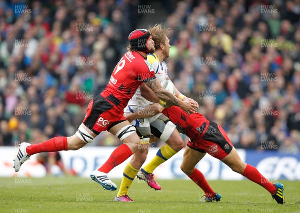 180513 - ASM Clermont Auvergne v Toulon - Heineken Cup Final - Gerhard Vosloo of Clermont is tackled by Joe van Niekerk and Jonny Wilkinson of Toulon 