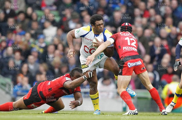 180513 - ASM Clermont Auvergne v Toulon - Heineken Cup Final - Naipolioni Nalaga of Clermont is tackled by Mathieu Bastareaud and Matt Giteau of Toulon  