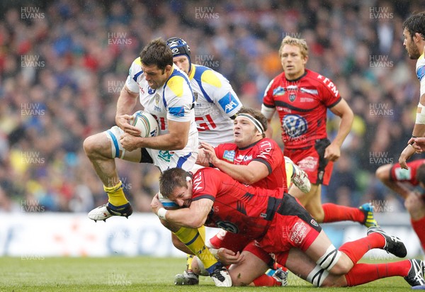 180513 - ASM Clermont Auvergne v Toulon - Heineken Cup Final - Jamie Cudmore of Clermont is tackled by Bakkies Botha and Jean Charles Orioli of Toulon 