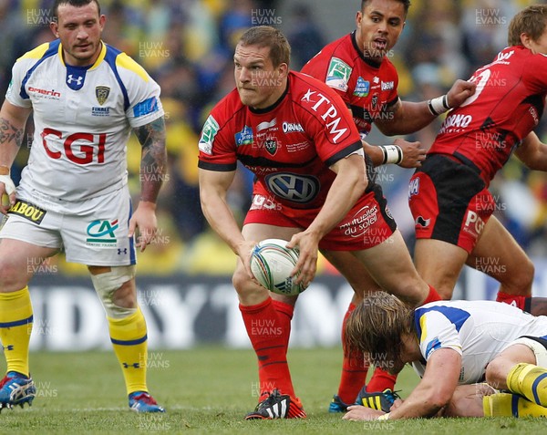 180513 - ASM Clermont Auvergne v Toulon - Heineken Cup Final - Gethin Jenkins of Toulon offloads the ball 