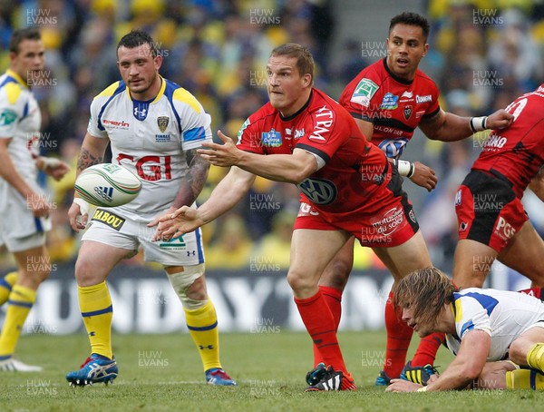 180513 - ASM Clermont Auvergne v Toulon - Heineken Cup Final - Gethin Jenkins of Toulon offloads the ball 