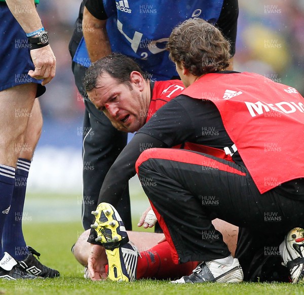 180513 - ASM Clermont Auvergne v Toulon - Heineken Cup Final - Carl Hayman of Toulon is treated by medical staff 