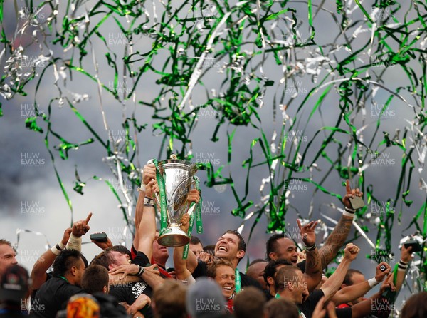 180513 - ASM Clermont Auvergne v Toulon - Heineken Cup Final - Toulon players celebrate with the Heineken Cup Trophy 