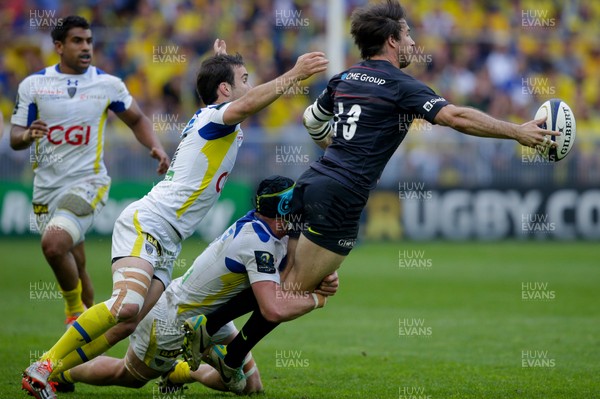 180415 - ASM Clermont Auvergne v Saracens, European Rugby Champions Cup, Semi Final -Marcelo Bosch offloads the ball as he is tackled