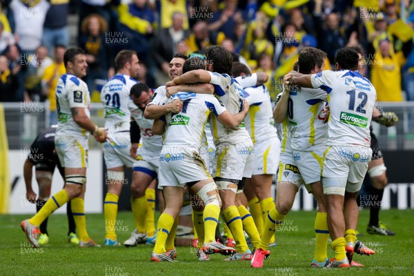 180415 - ASM Clermont Auvergne v Saracens, European Rugby Champions Cup, Semi Final -ASM Clermont Auvergne players celebrate the victory at the end of the match