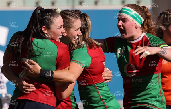 030324 - Clovers v Edinburgh Rugby, Celtic Challenge - Claire Gorman of Clovers celebrates with teammates scoring try