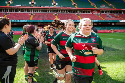 180426 - Clwb Rygbi Cymry Caerdydd v Seven Sisters - WRU Women's National Plate - Teams applaud each other off the pitch
