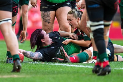 180426 - Clwb Rygbi Cymry Caerdydd v Seven Sisters - WRU Women's National Plate - Rachel Rees of Seven Sisters scores a try 
