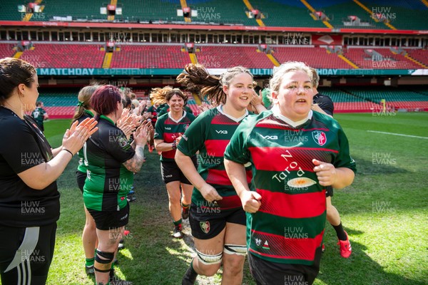 180426 - Clwb Rygbi Cymry Caerdydd v Seven Sisters - WRU Women's National Plate - Teams applaud each other off the pitch