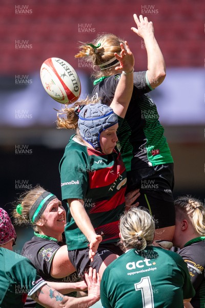180426 - Clwb Rygbi Cymry Caerdydd v Seven Sisters - WRU Women's National Plate - Laura Satterly of Clwb Rygbi Cymry Caerdydd competes for lineout ball