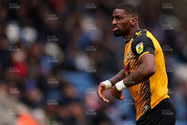 010423 - Colchester United v Newport County - Sky Bet League 2 - Omar Bogle of Newport County complains to the linesman
