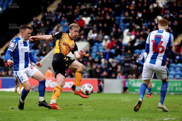 010423 - Colchester United v Newport County - Sky Bet League 2 - Harry Charsley of Newport County miss times a shot on goal