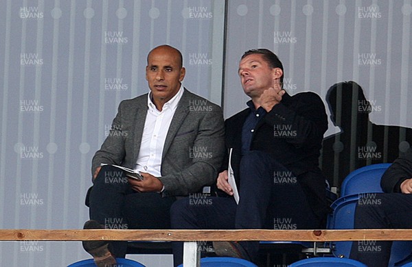 081016 - Colchester United vs Newport County  - SkyBet EFL League 2 -Graham Westley getting hot under the collar