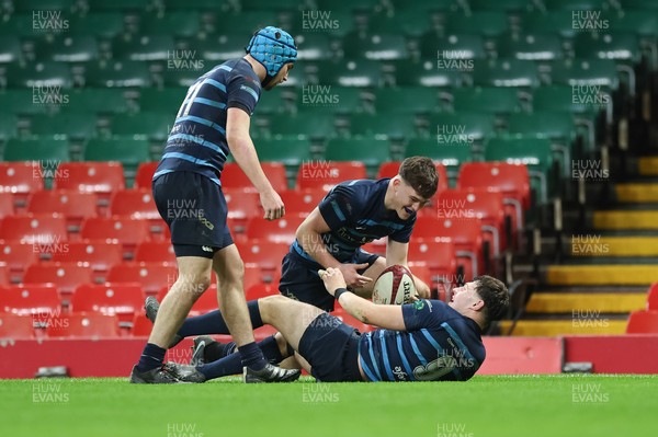 101225 - Coleg Cymoedd v Ysgol Gyfun Gymraeg Glantaf, Welsh Schools and Colleges Boys U18 Final - Mason Daniels of Ysgol Gymraeg Glantaf races in to score the winning try