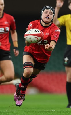 101225 - Coleg Gwent v Llandovery College Welsh Schools and Colleges Girls U18 Final - Alys Roberts of Coleg Gwent passes