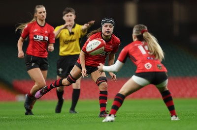 101225 - Coleg Gwent v Llandovery College Welsh Schools and Colleges Girls U18 Final - Alys Roberts of Coleg Gwent passes