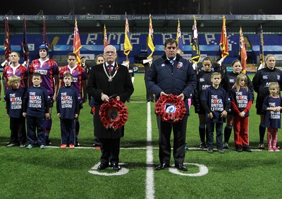 071114 - Combined Services Ladies v Cardiff Blues Ladies - Remembrance Rugby for The British Legion -National Chairman of The British Legion John Chrisford (L) and Richard Holland of The Cardiff Blues lay wreaths (c) Huw Evans Agency