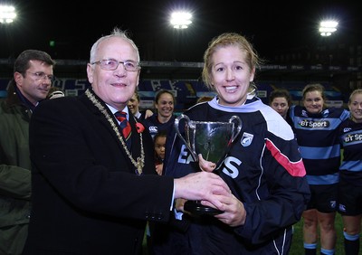 071114 - Combined Services Ladies v Cardiff Blues Ladies - Remembrance Rugby for The British Legion -National Chairman of The British Legion John Chrisford (L) presents the winners trophy to Gemma Hallett (c) Huw Evans Agency