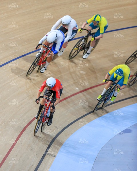 070418 - Gold Coast 2018 Commonwealth Games - Track Cycling - Women's Points Race -  Elinor Barker of Wales wins gold 