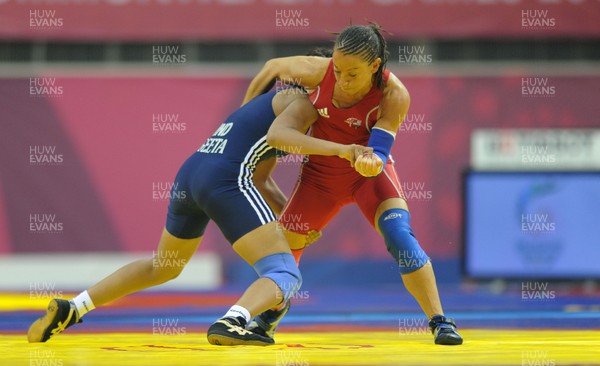 071010 - Commonwealth Games Delhi 2010 - Non Evans(red) of Wales competes with Geeta of India in the freestyle 55 kg women wrestling