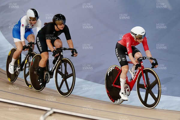080418 - Gold Coast 2018 Commonwealth Games - Track Cycling - Women's 10km Scratch Race -  Megan Barker of Wales (r)