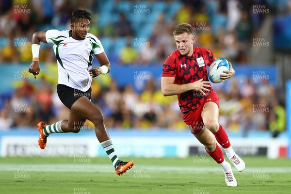 140418 - Rugby Sevens - Commonwealth Games - Ethan Davies of Wales makes a break