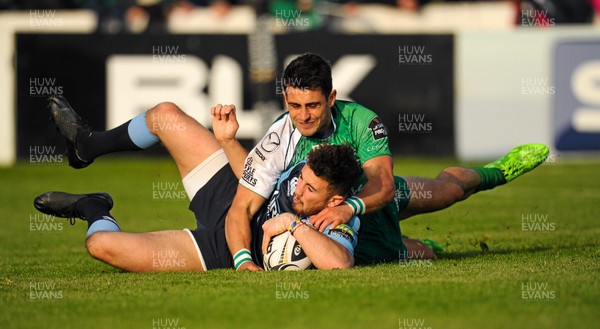 031015 - Connacht v Cardiff Blues - Guinness PRO12 - Aled Summerhill of Cardiff Blues scores his team's first try, despite being chased to the try line by Tiernan O'Halloran of Connacht