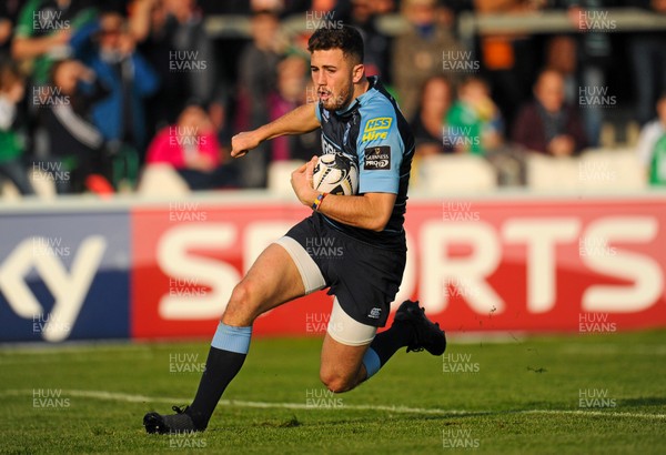 031015 - Connacht v Cardiff Blues - Guinness PRO12 - Aled Summerhill of Cardiff Blues scores his team's first try