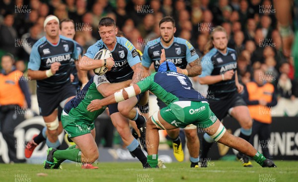 031015 - Connacht v Cardiff Blues - Guinness PRO12 - Tavis Knoyle of Cardiff Blues is tackled by Nepia Fox-Matamua and Tom Mccartney of Connacht