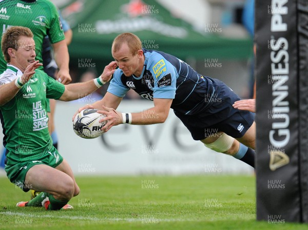 031015 - Connacht v Cardiff Blues - Guinness PRO12 - Dan Fish of Cardiff Blues scores his team's third try