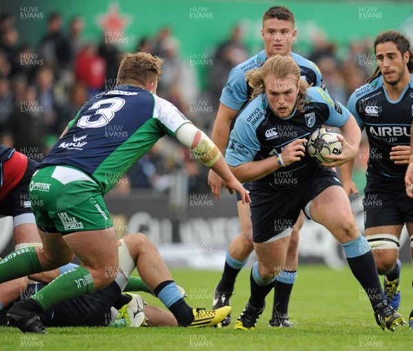 031015 - Connacht v Cardiff Blues - Guinness PRO12 - Kristian Dacey of Cardiff Blues in action against Finlay Bealham of Connacht